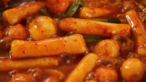 tok-poki|Hot and spicy rice cake (Tteokbokki) recipe by Maangchi.